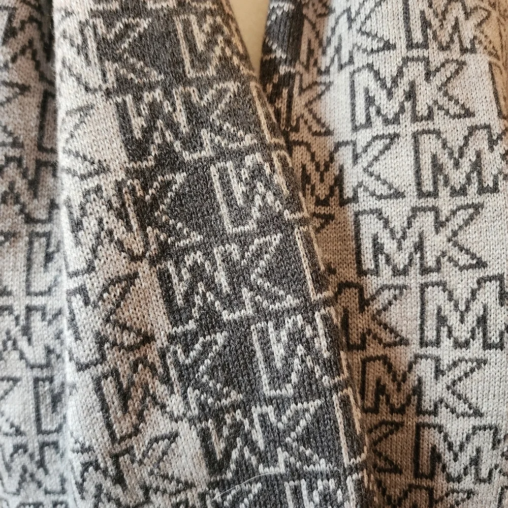 EUC Michael Kors‎ gray and white scarf